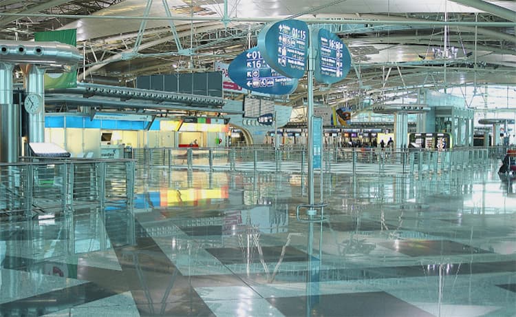 Porto Airport inside