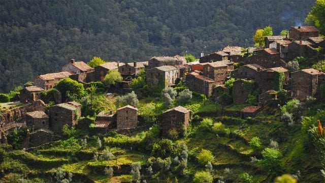 https://www.beportugal.com/wp-content/uploads/2019/02/lousa-portugal-640x360.jpg