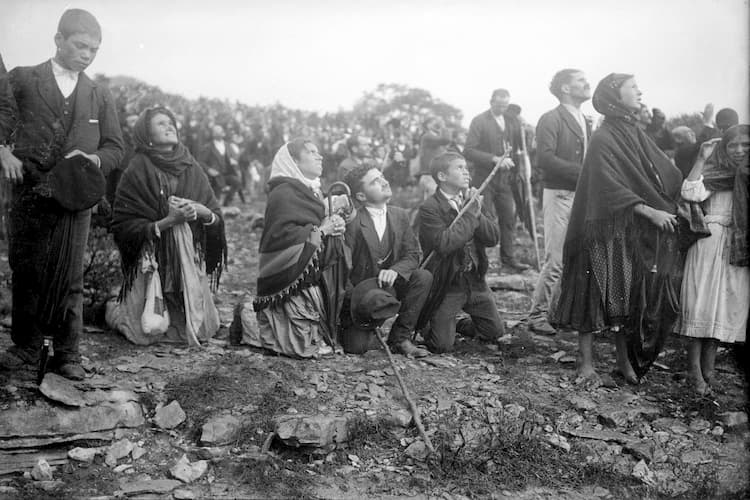 People are looking at the Miracle of the Sun